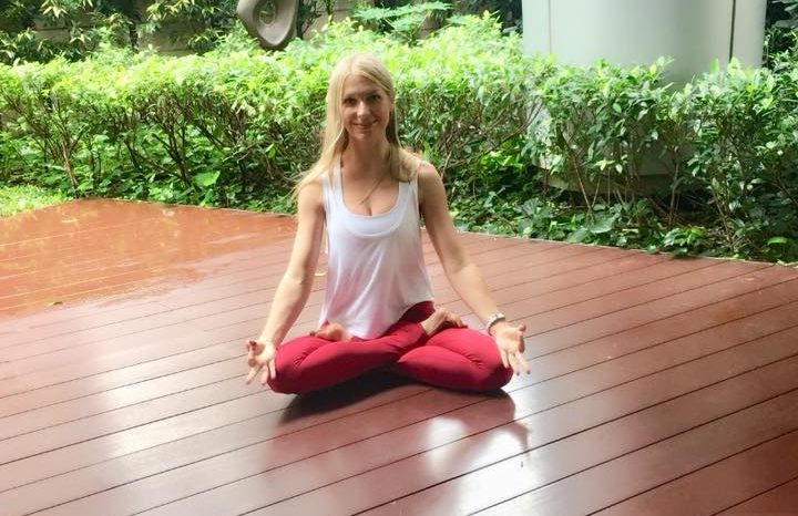 Lotus Pose ( Padmasana) and the knees Lotus Pose ( Padmasana) and the knees